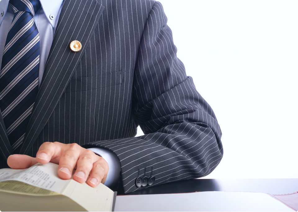 男性が電卓を叩いている様子