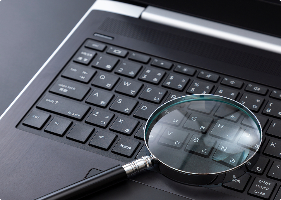 若い男性が資料を持って説明している様子